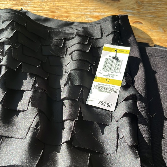 Very flattering 14 size black skirt ALFANI - Picture 3 of 3
